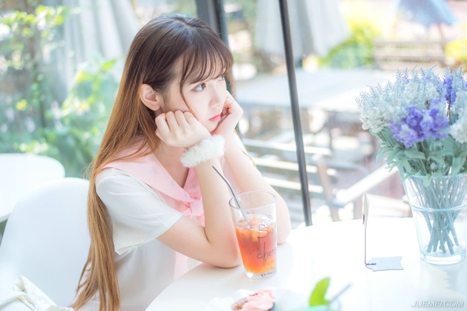 “若是招降张任的话，我倒有一计。”法正坐在庞统身侧，想了想，突然微笑道。